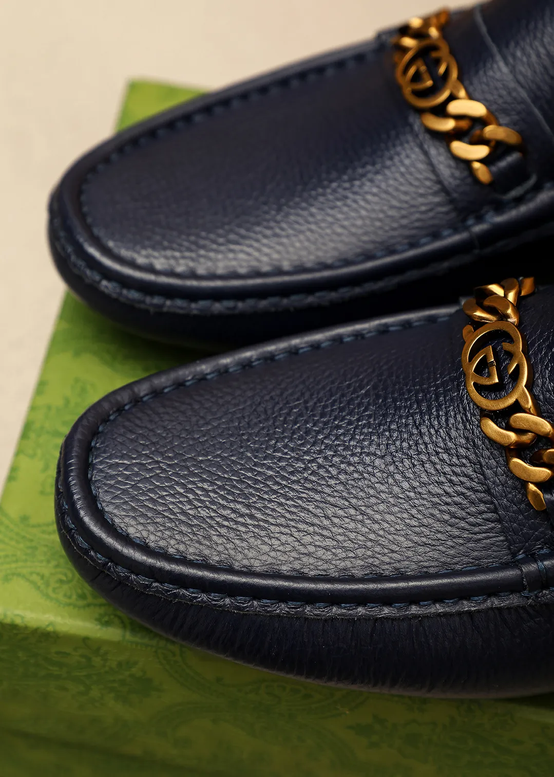 Men's shoes 💰420 💐 Product trademark: GUCCI "Gucci" Doudou shoes Regular size: 38-44 (45🉑️customized) Product materials: Selected imported first-layer pebbled cowhide leather upper + luxury hardware buckle, imported sheep 🐑 leather lining. Strong three-dimensional visual effect, original outsole color: 2 colors available